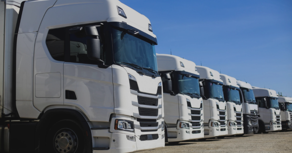 El mantenimiento preventivo mediante la limpieza en vehículos industriales es esencial para garantizar la seguridad, el rendimiento y la durabilidad de la flota, previniendo fallos mecánicos. Además, mantener altos estándares de higiene es crucial para cumplir con normativas de seguridad en el transporte de pasajeros y carga. Vehículos limpios también refuerzan la imagen de la empresa, proyectando profesionalismo y confianza ante clientes y socios comerciales.